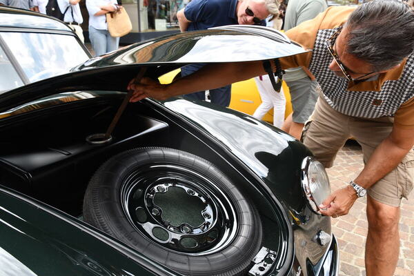 Bernard Moix mit dem Benzinmess-Holzstab seines 1951er Porsche 356 Pre-A (Getrenntscheibe)