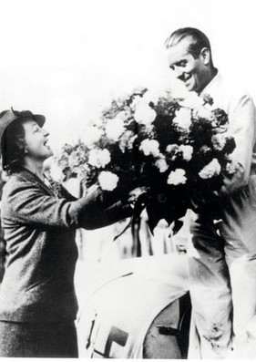 Bernd Rosemeyer bei einer Siegerehrung im Oktober 1937