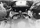 Bernd Rosemeyer mit Jacket und Krawatte bei einer Testfahrt auf der Berliner Avus im April 1937