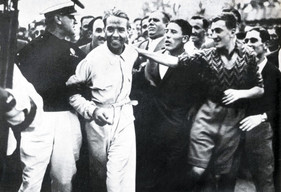Bernd Rosemeyer nach seinem Sieg für Auto Uioni an der Coppa Acerbo in Pescara (Italien) im Jahr 1937