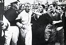 Bernd Rosemeyer nach seinem Sieg für Auto Uioni an der Coppa Acerbo in Pescara (Italien) im Jahr 1937