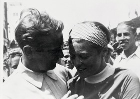 Bernd Rosemeyer und seine Frau Elly Beinhorn, fotografiert 1937 in Pescara