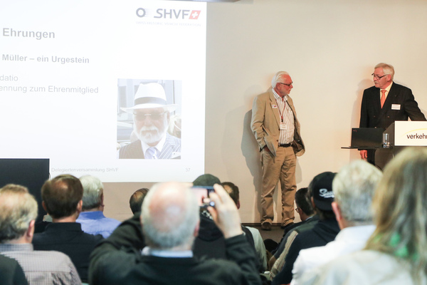 Image: Bernhard Taeschler thanks the retiring board member Ruedi Müller, who is elected an honorary member - 8th SHVF Delegates' Meeting on April 29, 2023