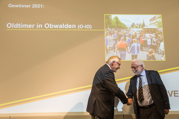 Bernhard Taeschler gratuliert Ruedi Müller – Swiss Classic Award 2021