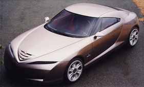 Bertone Bella (1999) – Das "Scudetto" liegt fast horizontal auf der Motorhaube und ist der Ausgangspunkt aller Karosserielinien Bertone Bella (1999) – Das "Scudetto" liegt fast horizontal auf der Motorhaube und ist der Ausgangspunkt aller Karosserielinien