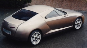 Bertone Bella (1999) – Kräftiges bis plumpes Heck. Was aussieht wie Zierleisten neben der Heckscheibe sind die Rückleuchten Bertone Bella (1999) – Kräftiges bis plumpes Heck. Was aussieht wie Zierleisten neben der Heckscheibe sind die Rückleuchten