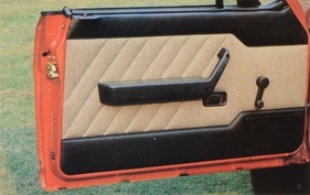 Bertone Cabrio (1983) – zweifarbige Türverkleidung