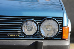 Bertone Cabrio Palinuro (1985) – Doppelscheinwerfer und Namens-Plakette im Kühlergrill