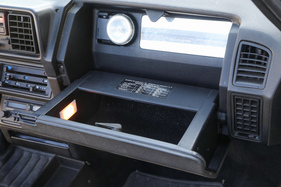 Bertone Cabrio Palinuro (1985) – Handschuhkasten mit Reifendrucktabelle, Schminkspiegel und herausnehmbarer Handleuchte