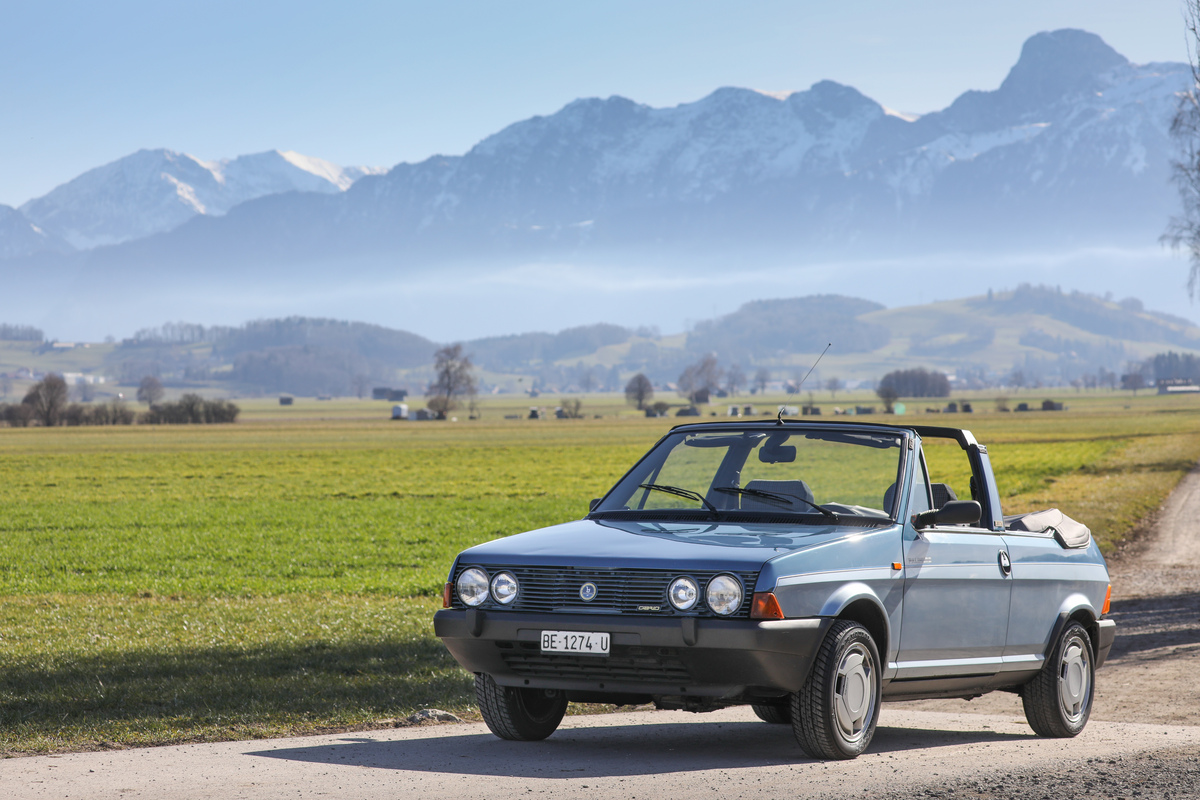 Bertone Cabrio Palinuro (1985) – vermittelt auch vor schneebedeckten Berggipfeln ein sommerliches Gefühl