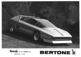 Bertone Navajo (1976) - trotz fehlender Rundungen weist der Prototyp auf der Basis eines Alfa 33 Chassis durchaus eine elegante Linienführung auf