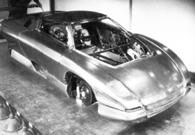 Bertone Nivola (1990) – Die Karosserie besteht aus Stahlblech, um den Strapazen der zahlreichen Transporte zu Autosalons standzuhalten