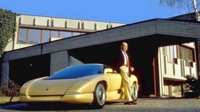 Bertone Nivola (1990) – Nuccio Bertone mit der neuesten Schöpfung seiner Firma. Er kannte Namenspate Tazio "Nivola" Nuvolari noch persönlich