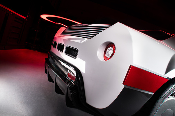 Bild: Bertone Runabout (2026) – Wie abgeschnitten wirkendes Heck. Zwei der vier mittigen Rechtecke sind Auspuffrohre
