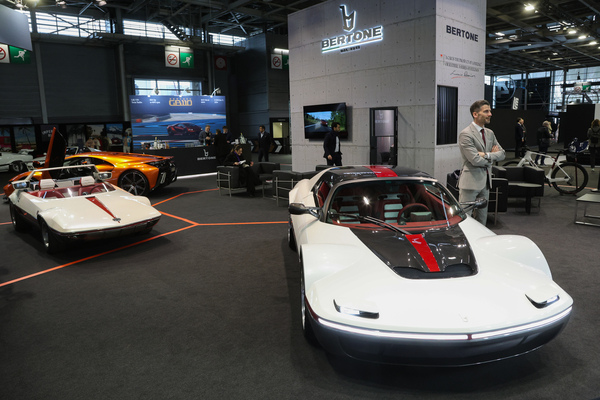 Bild: Bertone Runabout von damals und heute - Ultimate Supercar Garage anlässlich der Rétromobile Paris 2026