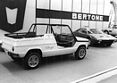 Bertone Village - Strandwagen auf der Basis des Fiat 127, im Hintergrund der neue Dino 308 GT/4 auf dem Bertone-Stand - am Genfer Automobilsalon 1974
