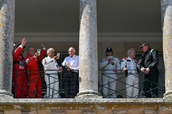 Berühmte Formel-1-Rennfahrer auf dem Balkon des Goodwood Houses anlässlich der Feier von 75 Jahren Formel 1 - Goodwood Festival of Speed 2025