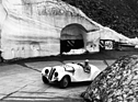 Berühmter Blaublüter mit Rekordzeit in der Zweiliter-Klasse: Graf Giovanni „Johnny“ Lurani auf BMW 328 beim Stilfser-Joch-Rennen 1939.