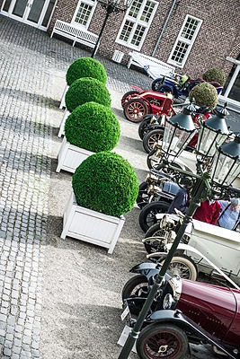 Besammlung bei Schloss Krickenbeck - automobile Frühzeit in Reih und Glied