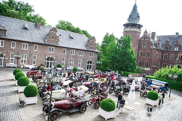 Besammlung bei Schloss Krickenbeck - eine übersichtliche Gruppe, doch welche Vielfalt
