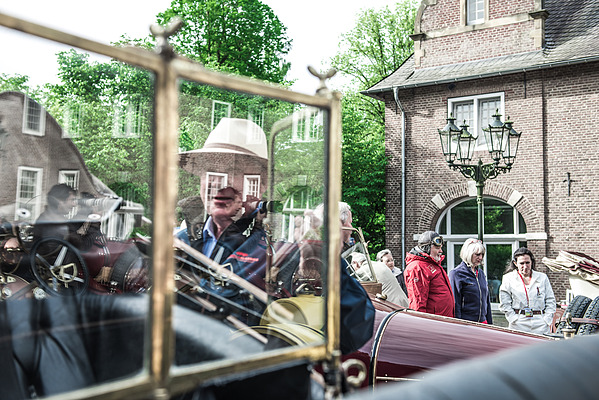 Besammlung bei Schloss Krickenbeck - hier hat man kurz Zeit, die schönen Autos zu betrachten