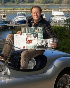 Besitzer Ingo Maas mit dem Ekberg-Jaguar samt Heritage-Zertifikat und Bildern der Hollywood-Diva Anita Ekberg
