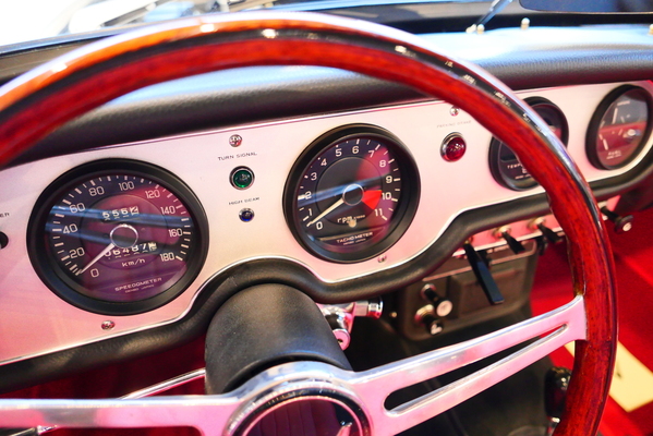 Besonderes Merkmal im Cockpit des Honda S 600: Der Rote Bereich des Drehzahlmessers beginnt erst bei 9500/min – Bremen Classic Motorshow 2025