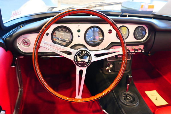 Besonderes Merkmal im Cockpit des Honda S 600: Der Rote Bereich des Drehzahlmessers beginnt erst bei 9500/min – Bremen Classic Motorshow 2025