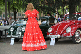 Besonders elegant gewandete Dame – Zürich Classic Car Award 2021