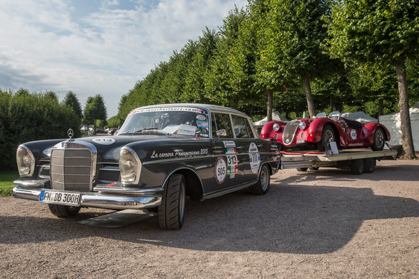 Besonders sportliche Fahrzeuge wie dieser Alfa Romeo 6C werden schon einmal auch als Gespann vorgefahren - Classic-Gala Schwetzingen 2019