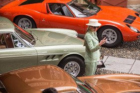 Besser nochmal ansehen: Die junge Frau ist umringt von Autos der Klasse D "Faster! The arms race on the road" – Concorso d'Eleganza Villa d'Este 2024 Besser nochmal ansehen: Die junge Frau ist umringt von Autos der Klasse D "Faster! The arms race on the road" – Concorso d'Eleganza Villa d'Este 2024