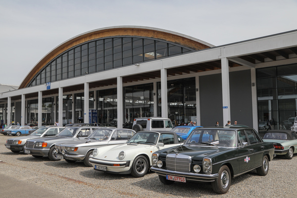 Besucher-Autos erzeugen ihr eigenes Oldtimer-Treffen - Klassikwelt Bodensee 2023