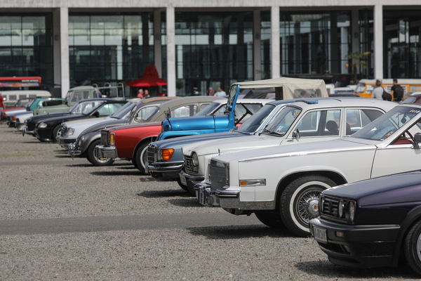 Besucher-Klassiker unterschiedlichster Herkunft in Reih und Glied - Klassikwelt Bodensee 2023