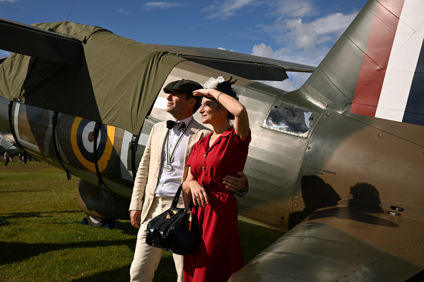 Besucher beim Bewundern der Flugzeuge - Goodwood Revival 2024