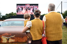 Besucher beobachten das Sky Cinema - Goodwood Revival 2024