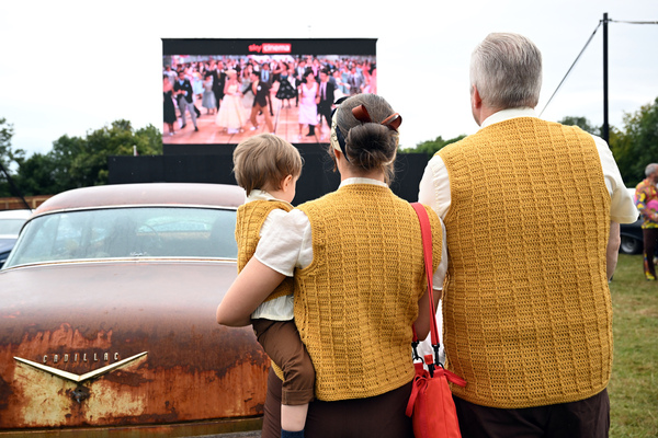 Besucher beobachten das Sky Cinema - Goodwood Revival 2024