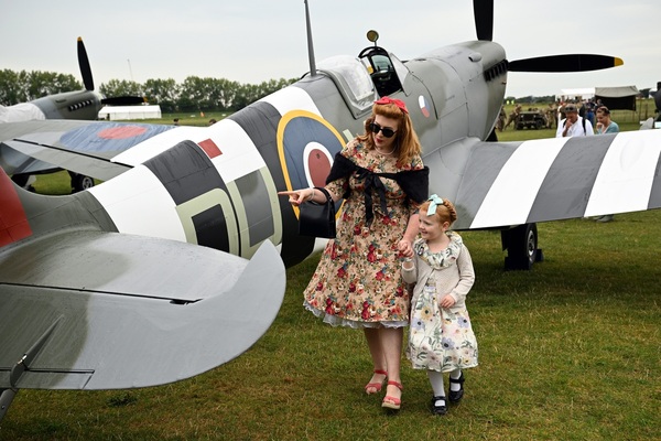 Besucher freuen sich an der Freddie March Spirit of Aviation Ausstellung - Goodwood Revival 2024