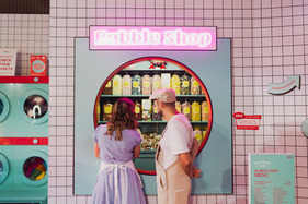 Besucher im Bubble Shop - Goodwood Revival 2024