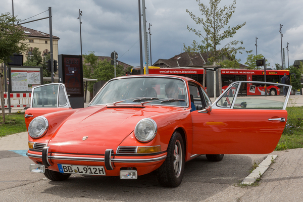 Bild Besucher im Porsche 912 – Tübingen Classic Oldtimerfestival 2025