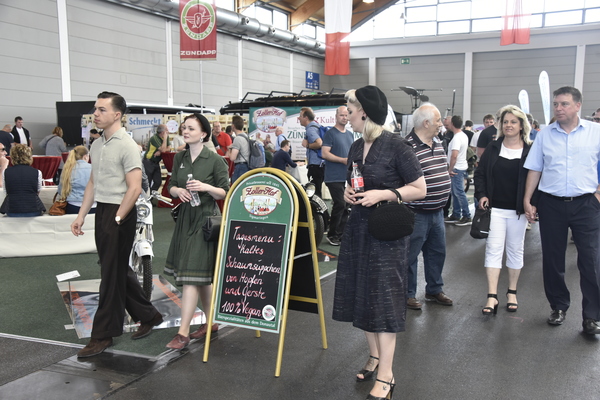 Besucher kleideten sich im Stil vergangener Jahrzehnte - Klassikwelt Bodensee 2017