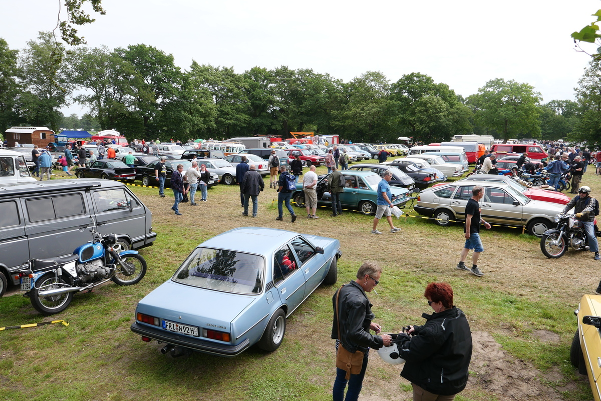 Besucher mit Fahrzeugen bis Baujahr 1999 sind Teil der Schau. Rund 6000 sollen es gewesen sein – Bockhorner Oldtimermarkt 2024