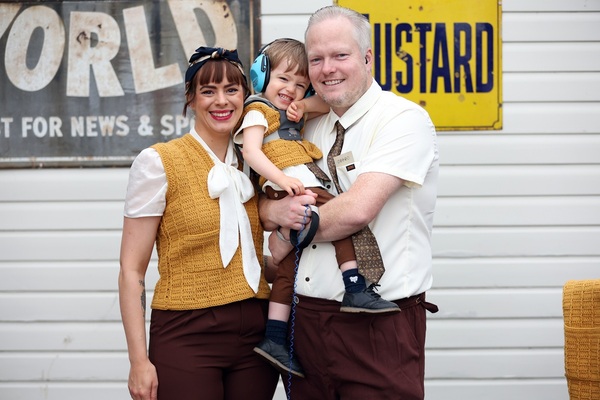 Besucher mit historischem Outfit - Goodwood Revival 2024