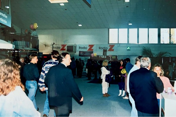 Bild: Besucher und Radiobegleitung - Auto Zürich 1990