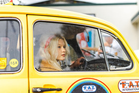 Besucherin flüchtet vor dem Regen - Goodwood Revival 2024