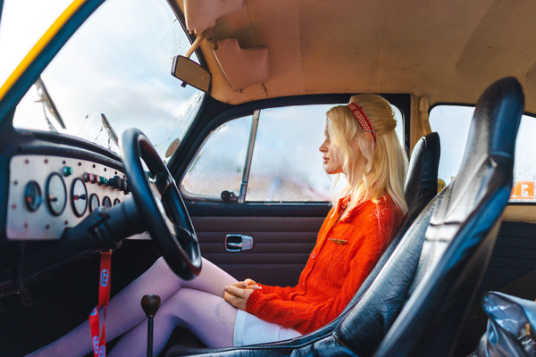 Besucherin im Renn-Cockpit - Goodwood Revival 2024