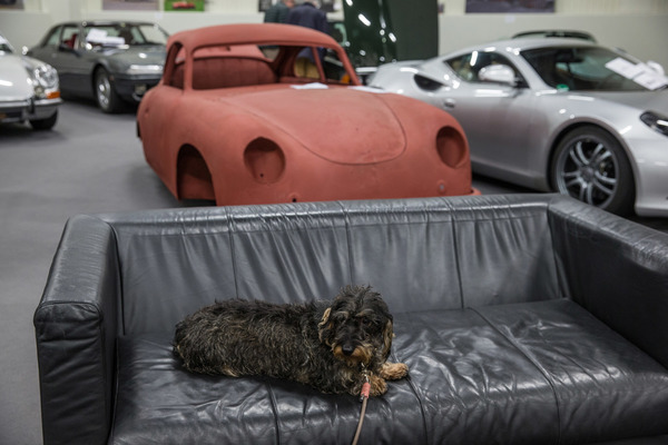 Bewacht wurde hier das Sofa und nicht die Autos, da diese zum Teil noch nicht fahrbereit waren.