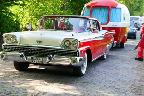 Bezaubernd: Ford Galaxie Two-Door Hardtop mit passendem Wohnanhänger – Bockhorner Oldtimermarkt 2025
