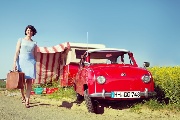 Bild: Bianca Schäb neben ihrem Goggomobil