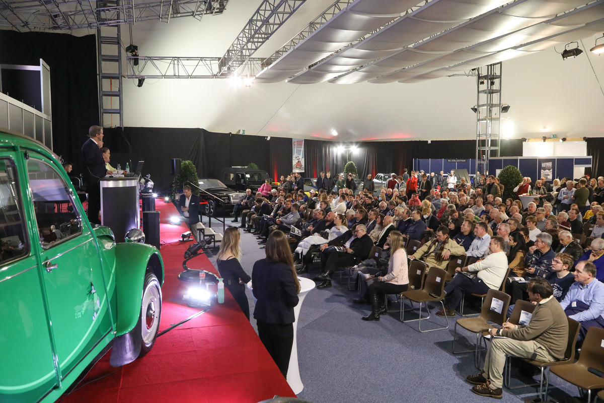 Bieter im Saal, Telefon- und Internet-Bieter hielten sich in etwa die Waage - Versteigerung der Oldtimer Galerie in Gstaad am 29. Dezember 2022