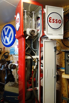 "Big Ben": die von beiden Seiten zu bedienende Pumpsäule – Zu Besuch in der Sammlung Hilker